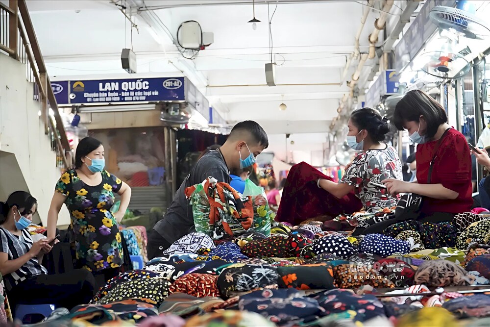 Tourists are roaming their favorite souvenirs at Dong Xuan market